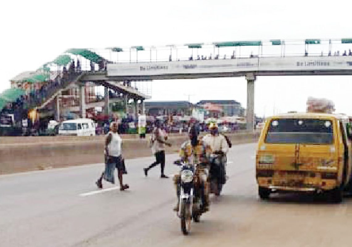 Pedestrians-crossing-the-Lagos-Ibadan-highway